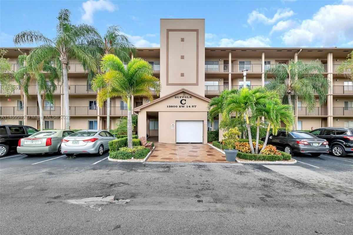 Picture of Condo For Sale in Pembroke Pines, Florida, United States