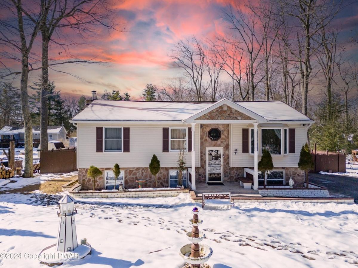 Picture of Home For Sale in Pocono Summit, Pennsylvania, United States