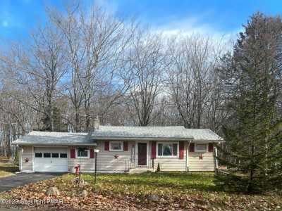 Home For Sale in Pocono Summit, Pennsylvania