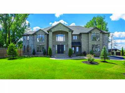Home For Sale in Puslinch, Canada