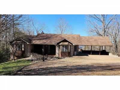 Home For Sale in Byrdstown, Tennessee