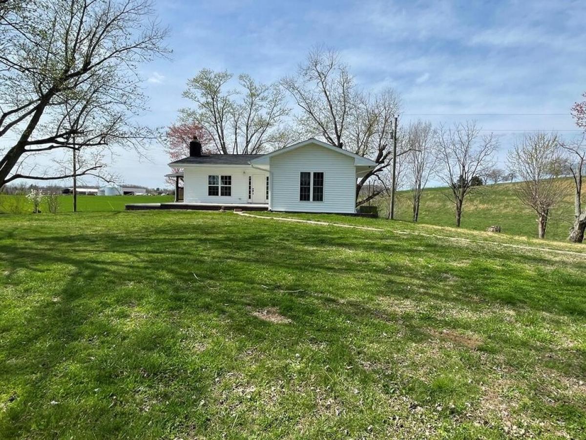 Picture of Home For Sale in Byrdstown, Tennessee, United States