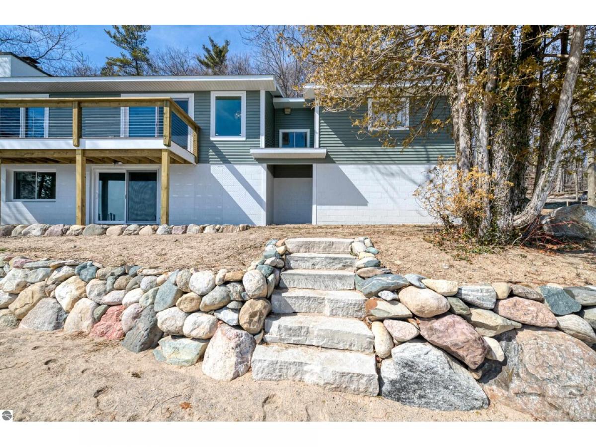 Picture of Home For Sale in Traverse City, Michigan, United States