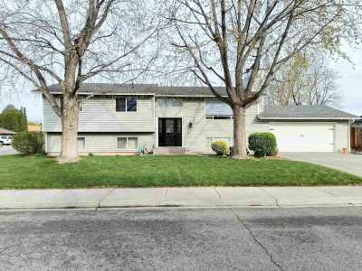 Home For Sale in Kennewick, Washington