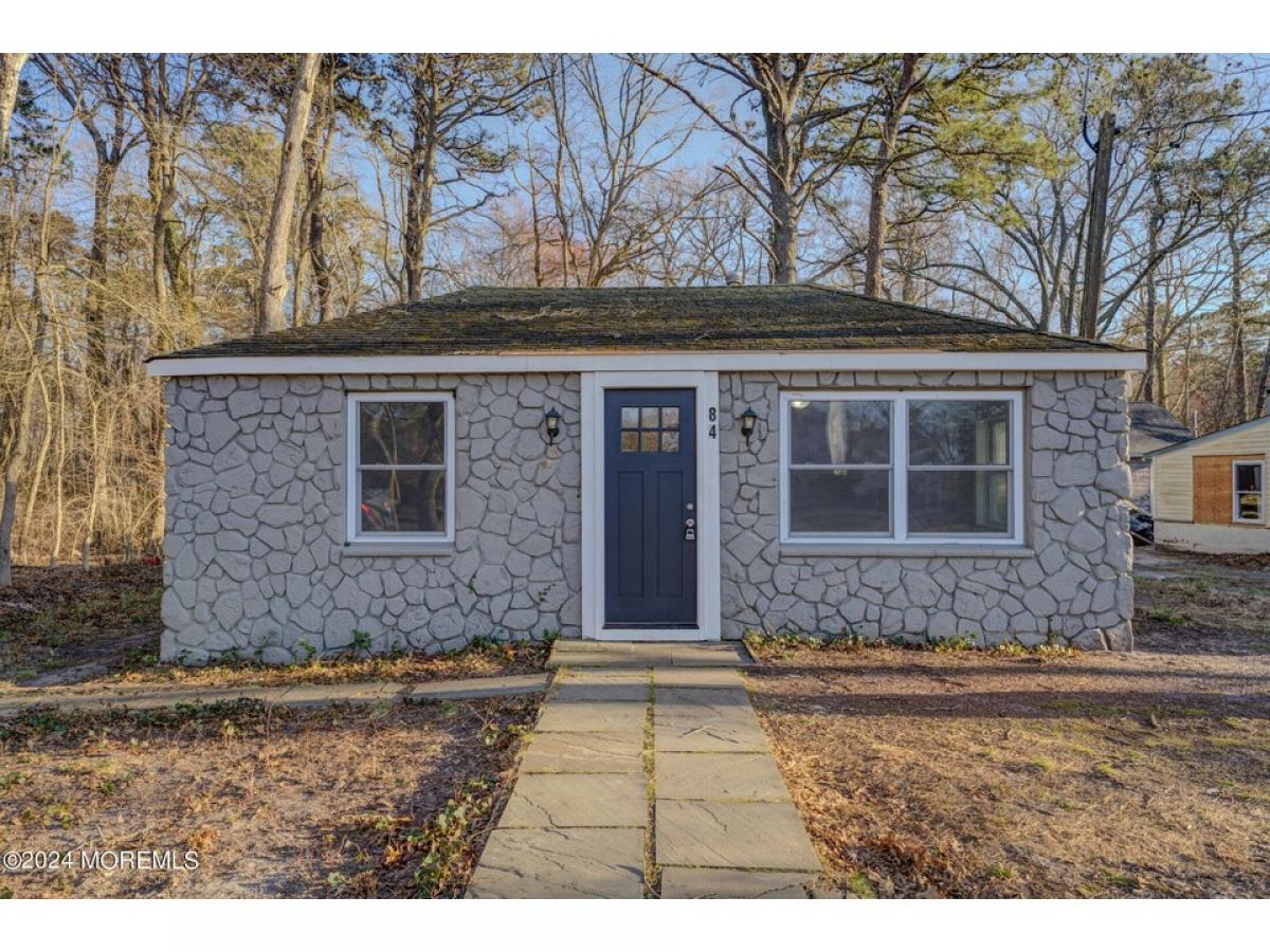 Picture of Home For Sale in Waretown, New Jersey, United States