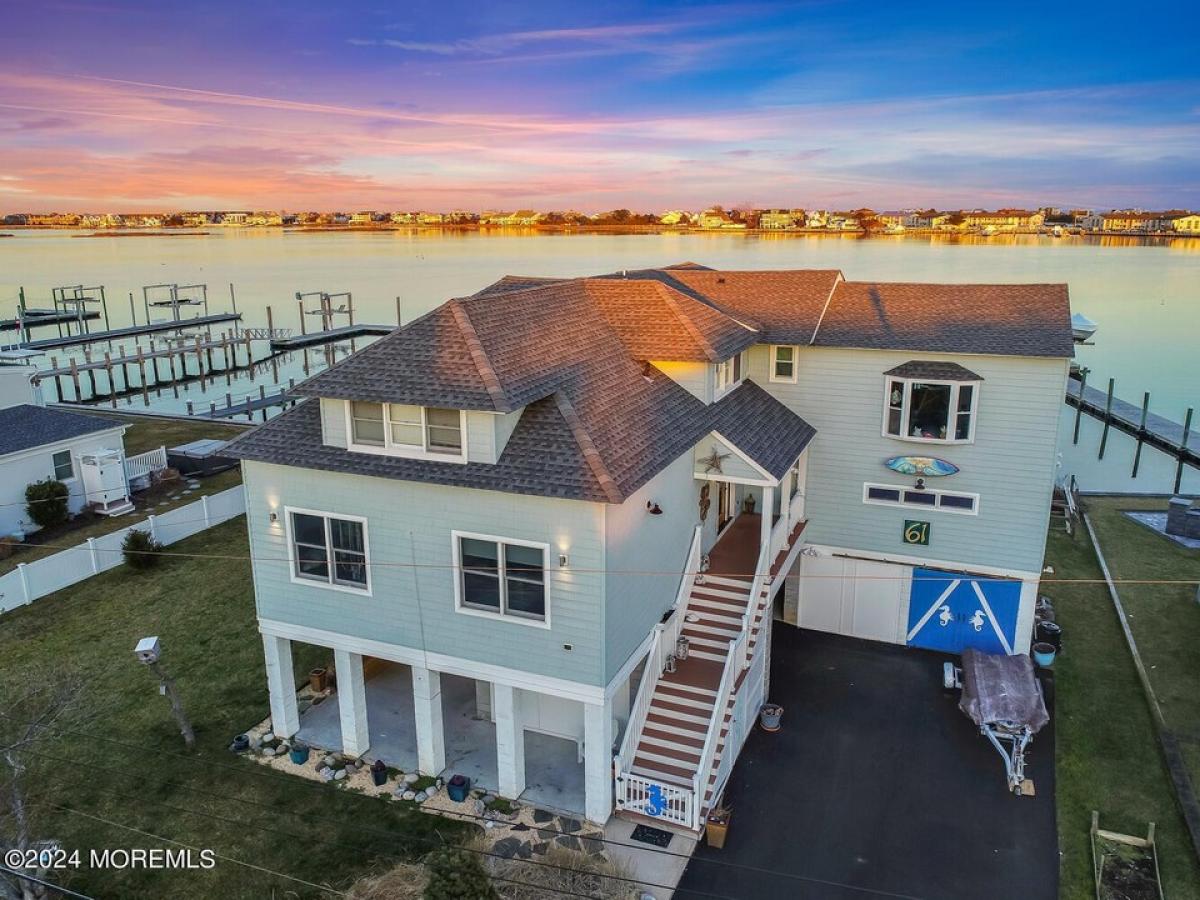 Picture of Home For Sale in Monmouth Beach, New Jersey, United States