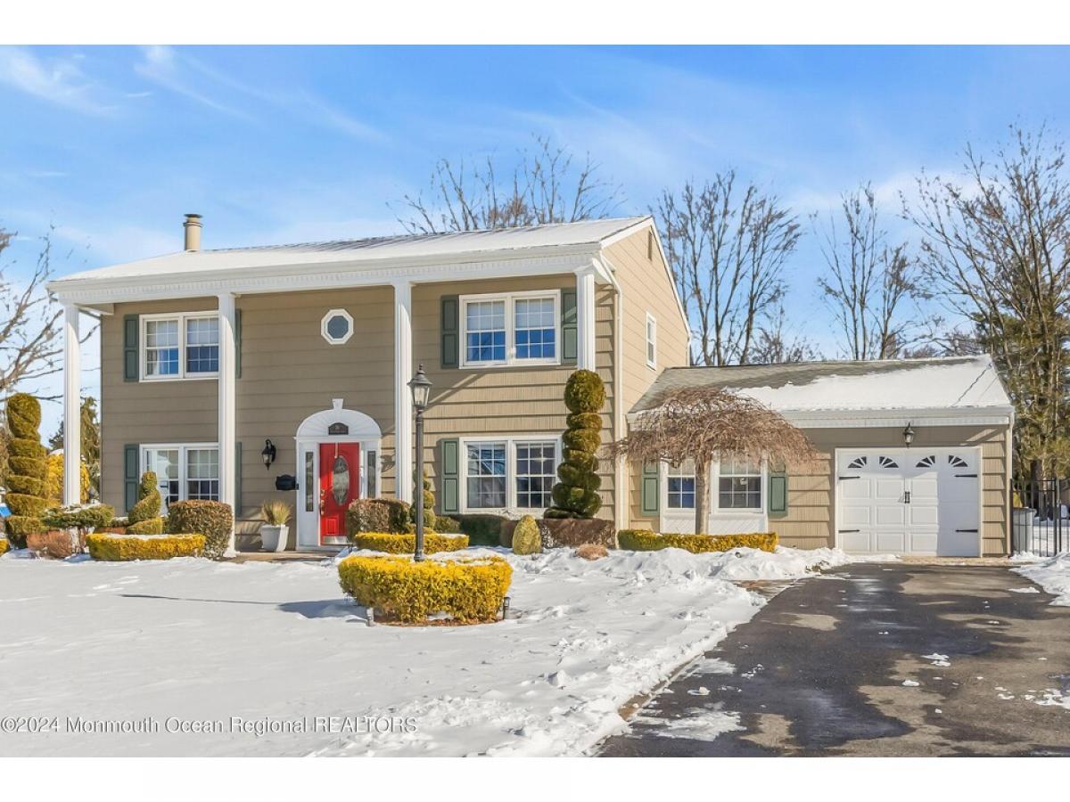 Picture of Home For Sale in Manalapan, New Jersey, United States