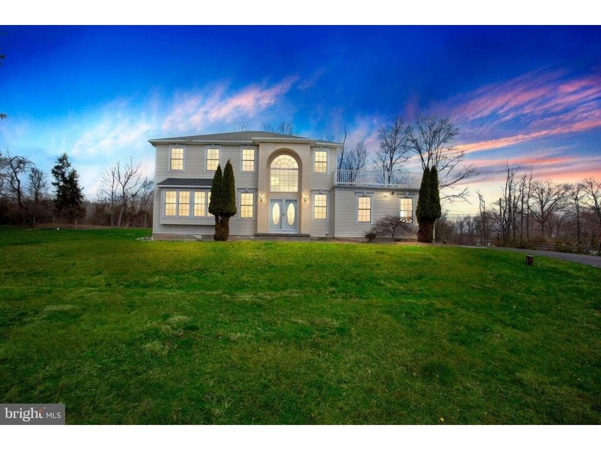 Picture of Home For Sale in Newtown, Pennsylvania, United States