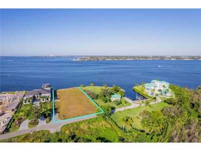 Home For Sale in Fort Myers, Florida