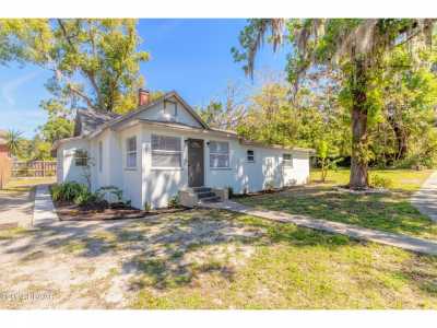 Home For Sale in Deland, Florida
