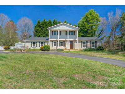 Home For Sale in Hendersonville, North Carolina