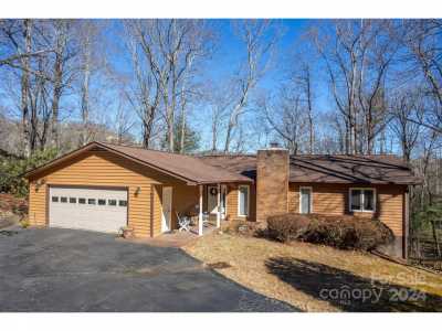 Home For Sale in Hendersonville, North Carolina