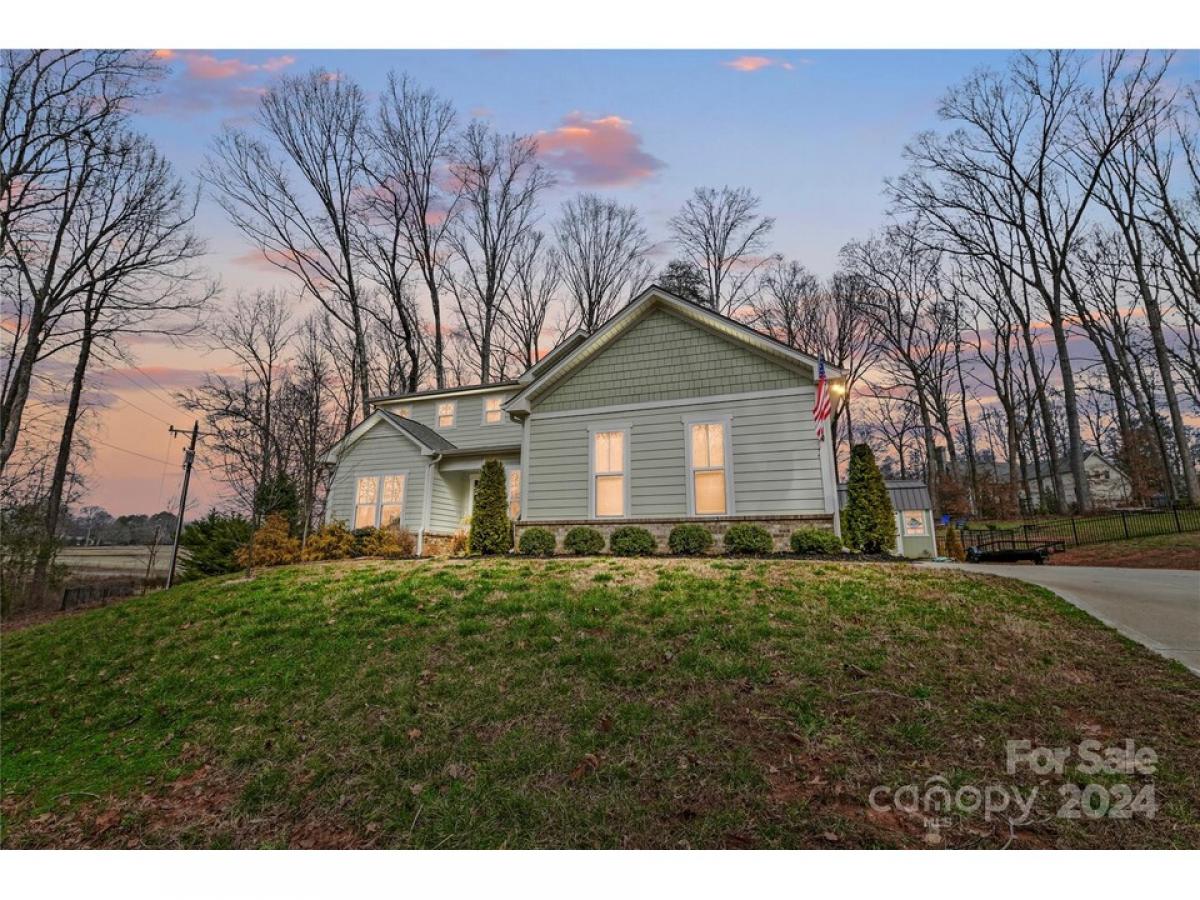 Picture of Home For Sale in Gastonia, North Carolina, United States