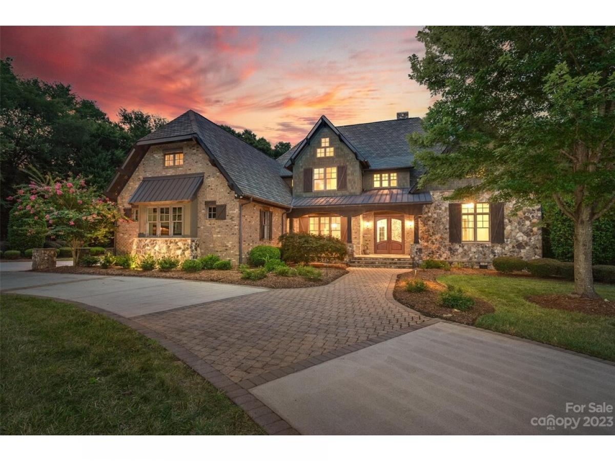 Picture of Home For Sale in Charlotte, North Carolina, United States