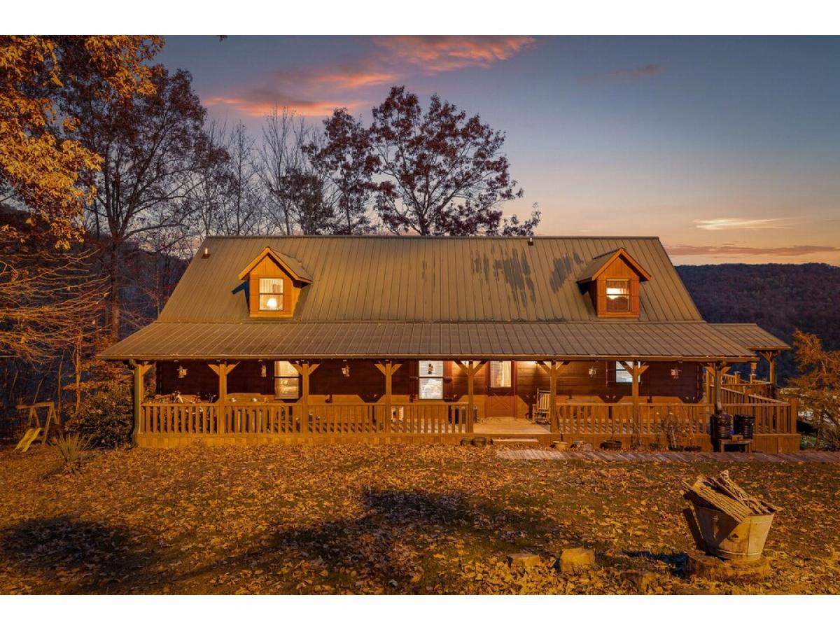 Picture of Home For Sale in Sewanee, Tennessee, United States
