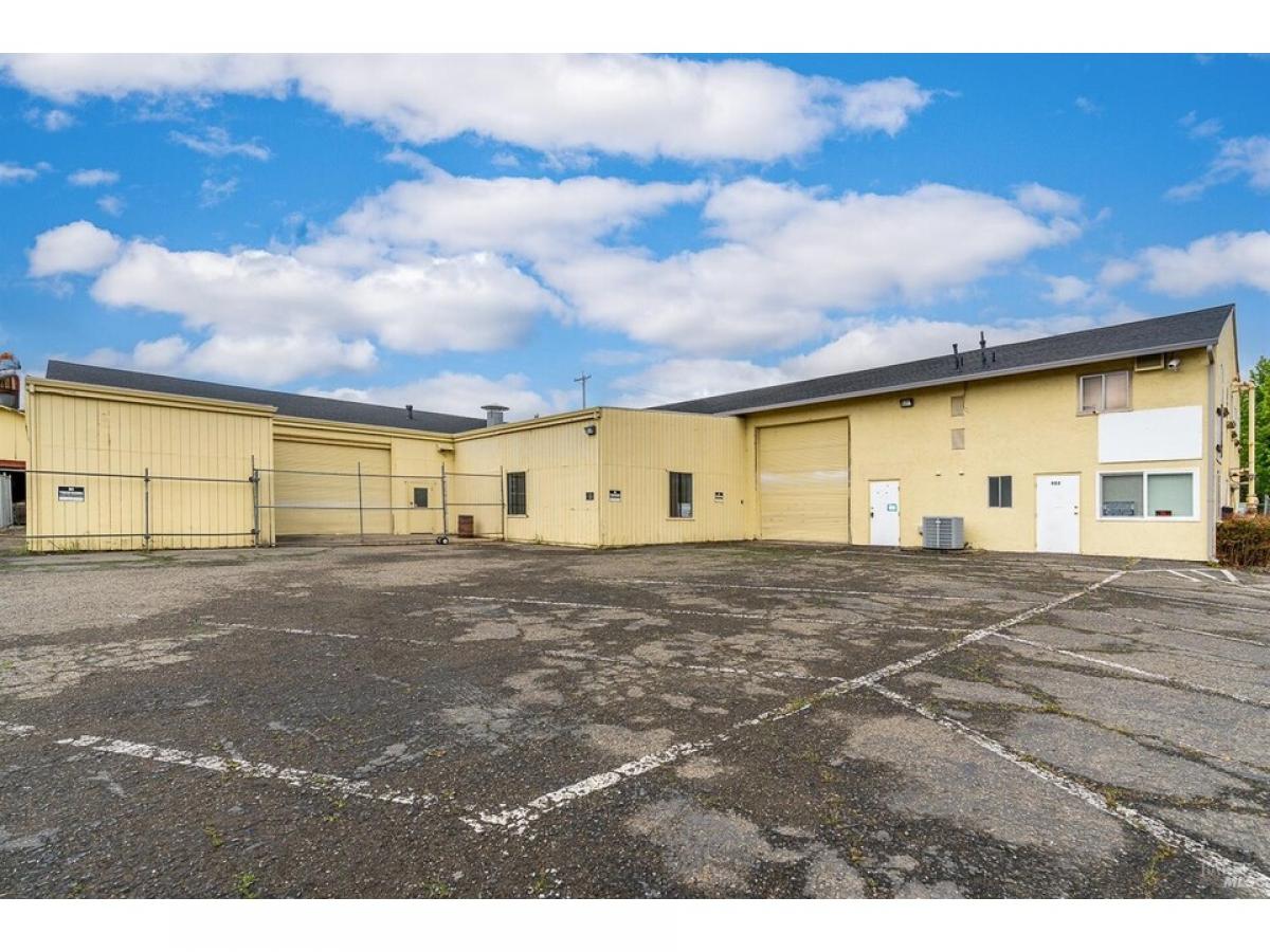 Picture of Commercial Building For Sale in Ukiah, California, United States