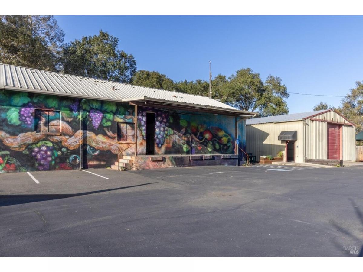 Picture of Commercial Building For Sale in Healdsburg, California, United States