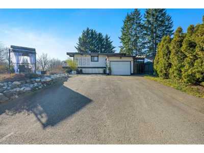 Home For Sale in Duncan, Canada