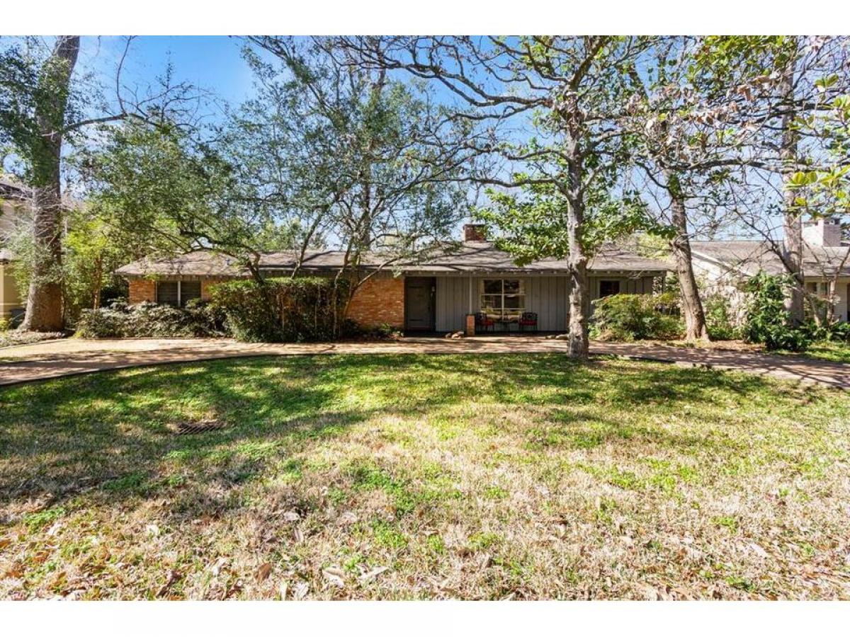 Picture of Home For Sale in Hedwig Village, Texas, United States
