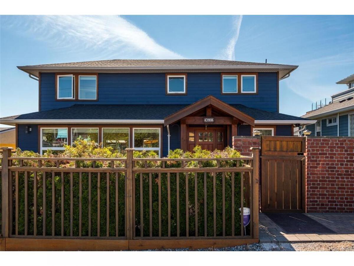 Picture of Home For Sale in Sidney, British Columbia, Canada