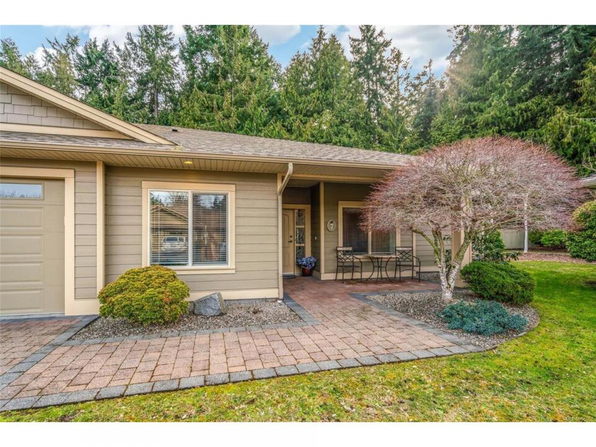 Picture of Home For Sale in Parksville, British Columbia, Canada