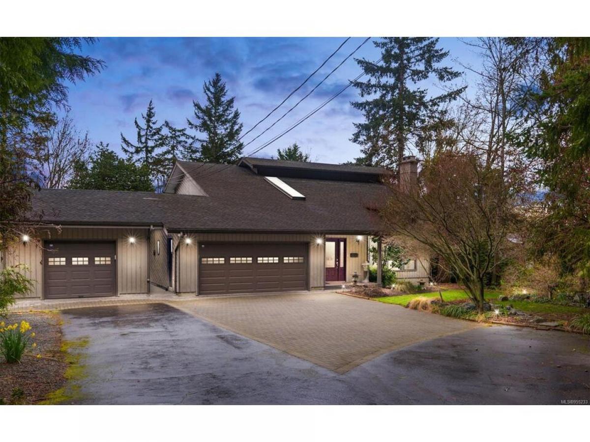 Picture of Home For Sale in North Saanich, British Columbia, Canada