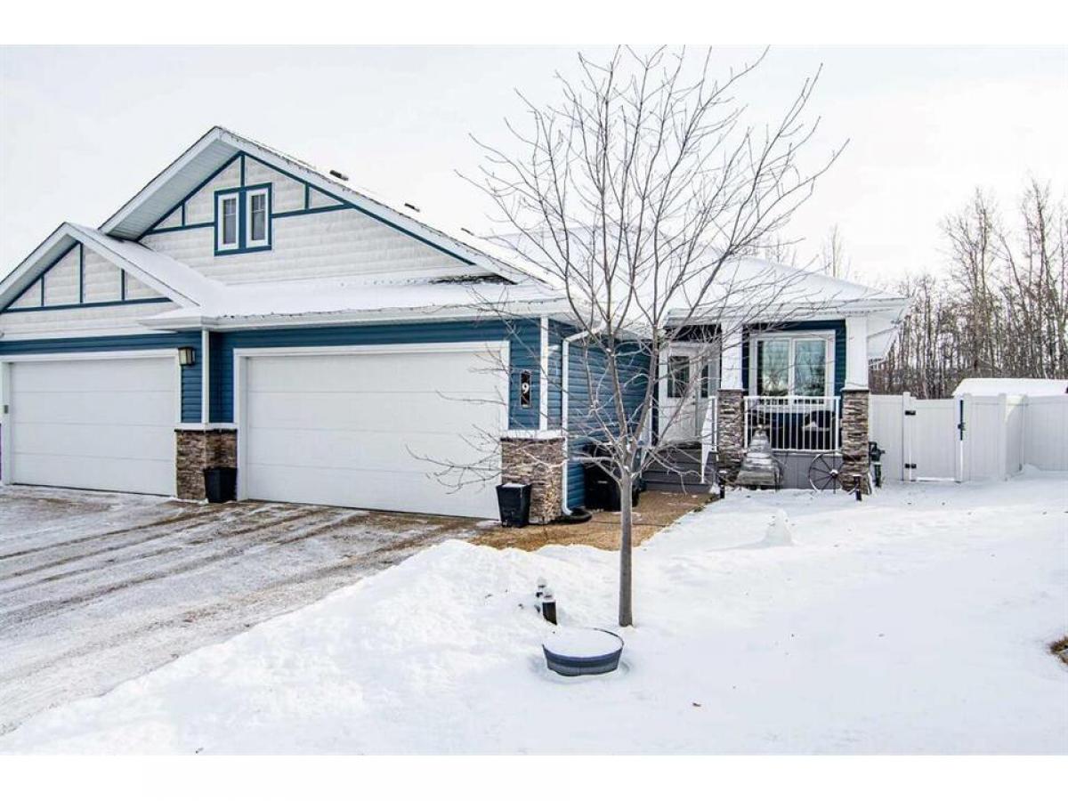 Picture of Home For Sale in Sylvan Lake, Alberta, Canada