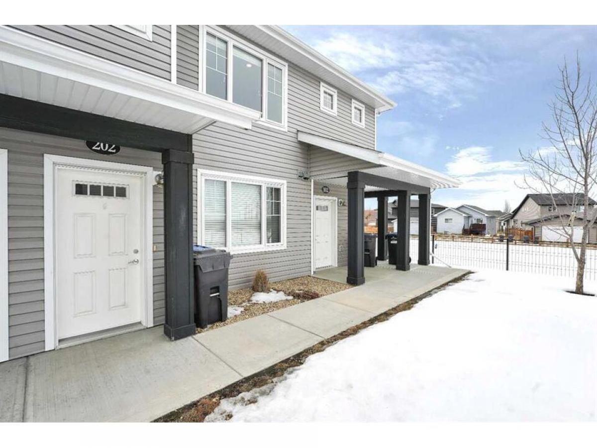 Picture of Multi-Family Home For Sale in Sylvan Lake, Alberta, Canada