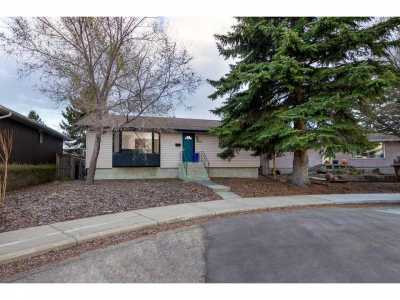 Home For Sale in Red Deer, Canada