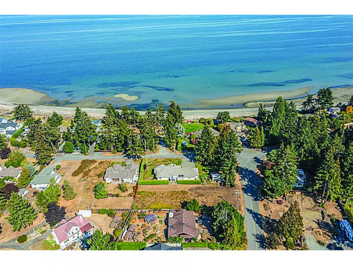 Picture of Residential Land For Sale in Parksville, British Columbia, Canada