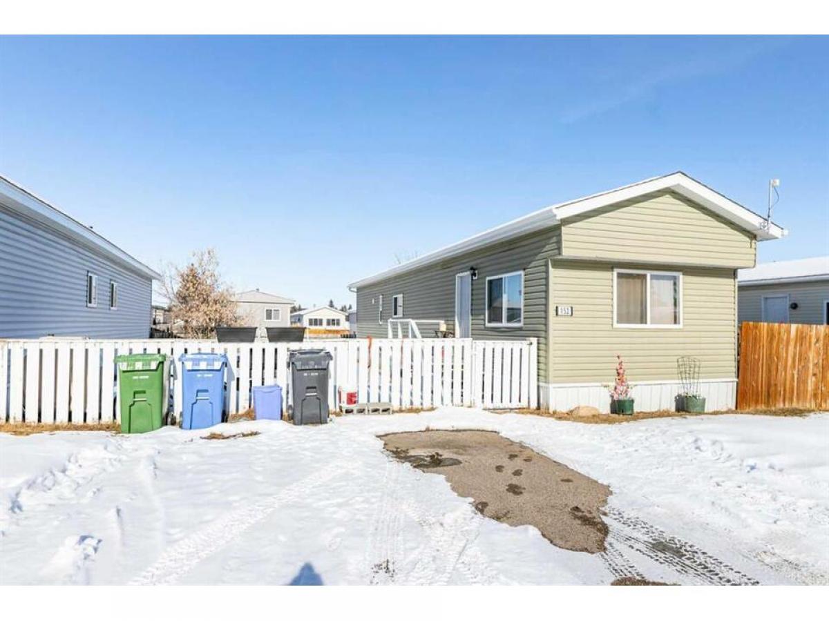 Picture of Mobile Home For Sale in Red Deer, Alberta, Canada
