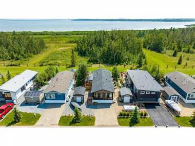 Mobile Home For Sale in Gull Lake, Canada