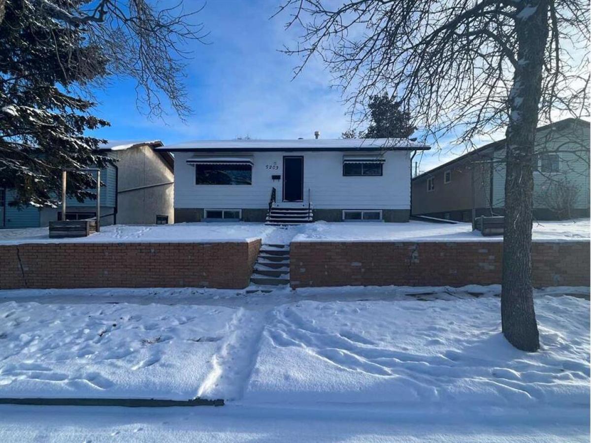Picture of Home For Sale in Camrose, Alberta, Canada