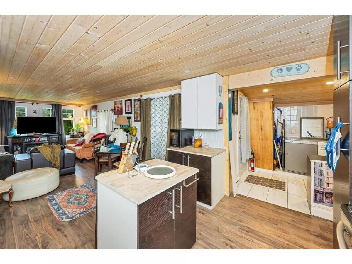 Picture of Mobile Home For Sale in Shawnigan Lake, British Columbia, Canada