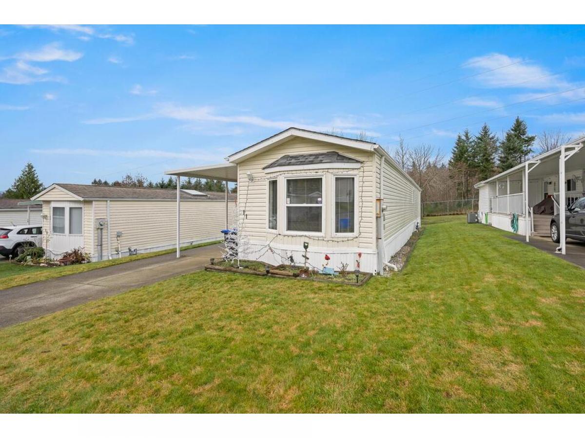 Picture of Mobile Home For Sale in Courtenay, British Columbia, Canada