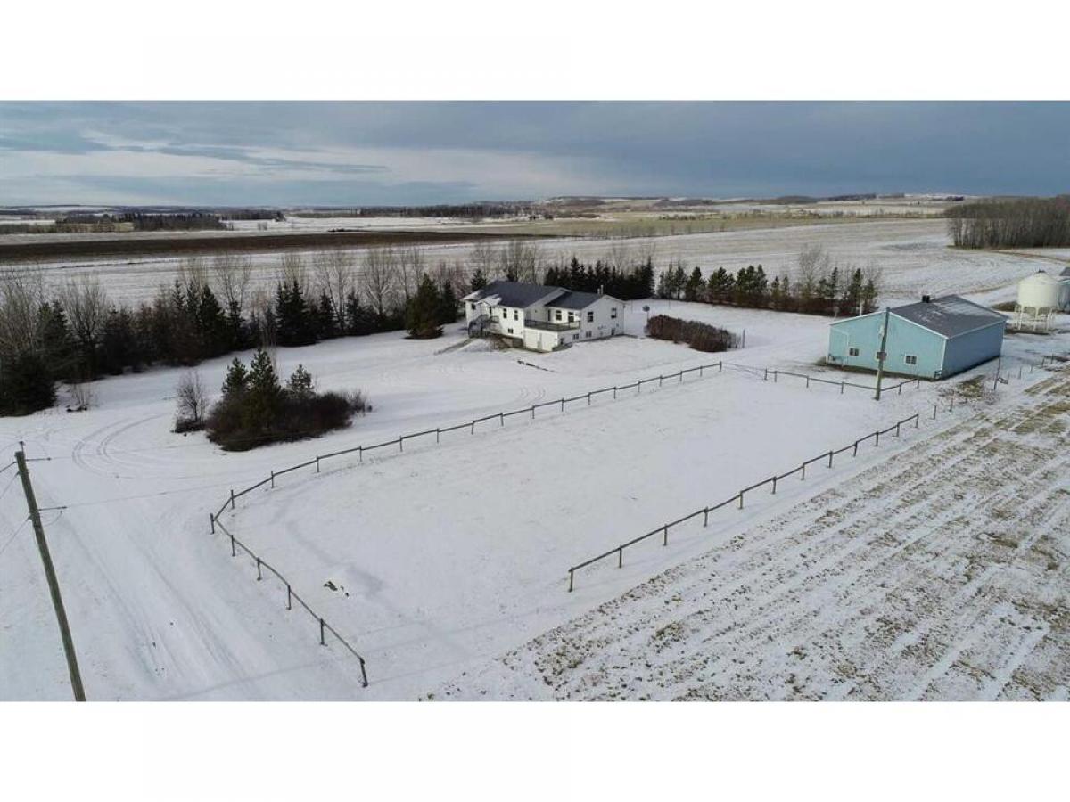 Picture of Home For Sale in Rural Ponoka, Alberta, Canada