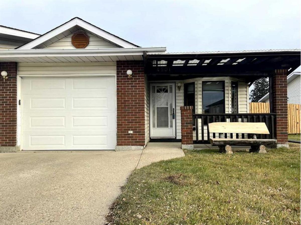 Picture of Home For Sale in Ponoka, Alberta, Canada