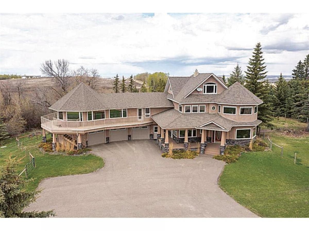 Picture of Home For Sale in Red Deer County, Alberta, Canada