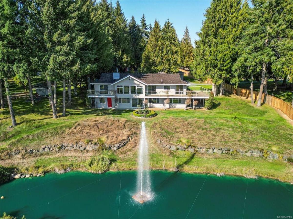 Picture of Home For Sale in Qualicum Beach, British Columbia, Canada