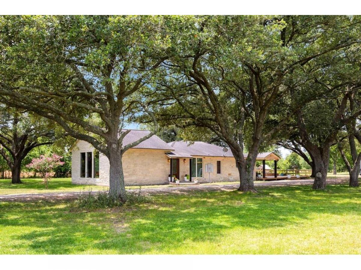 Picture of Home For Sale in Damon, Texas, United States