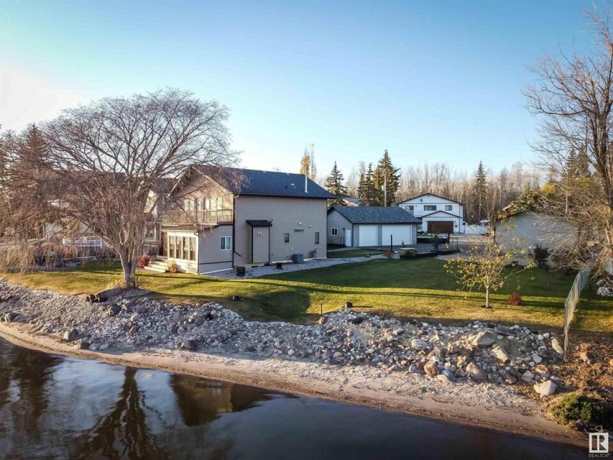 Picture of Home For Sale in Barrhead, Alberta, Canada