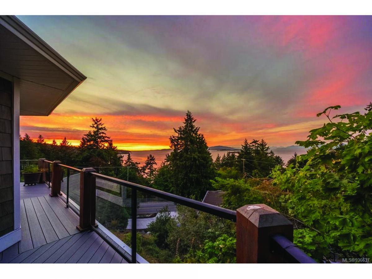 Picture of Home For Sale in Nanoose Bay, British Columbia, Canada