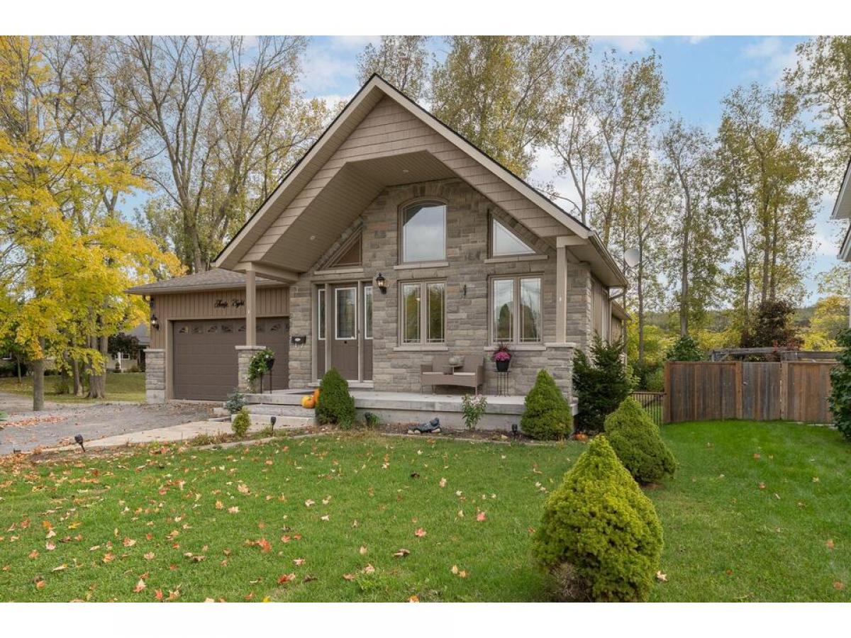 Picture of Multi-Family Home For Sale in Picton, Ontario, Canada