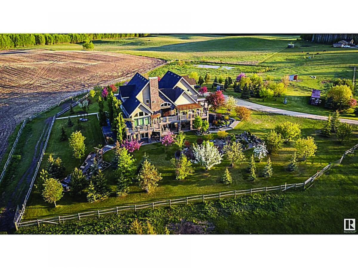 Picture of Home For Sale in Lac Ste. Anne County, Alberta, Canada