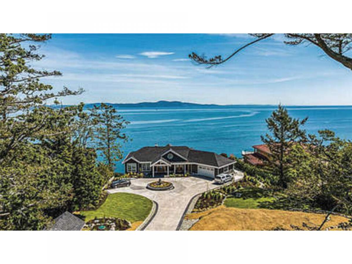 Picture of Home For Sale in Saanich, British Columbia, Canada