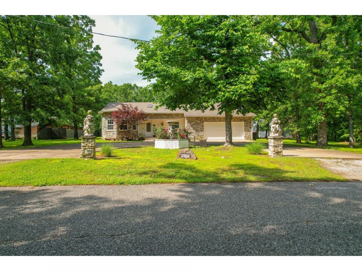Picture of Home For Sale in Grove, Oklahoma, United States