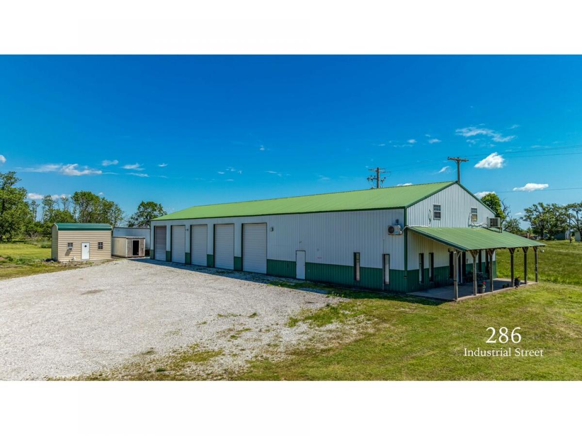 Picture of Home For Sale in Welch, Oklahoma, United States