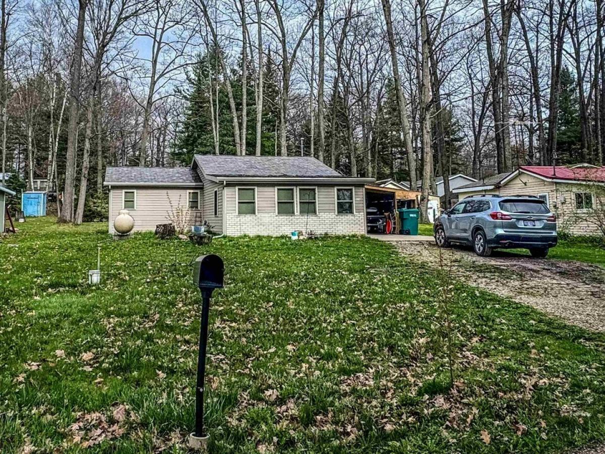 Picture of Home For Sale in Harrison, Michigan, United States
