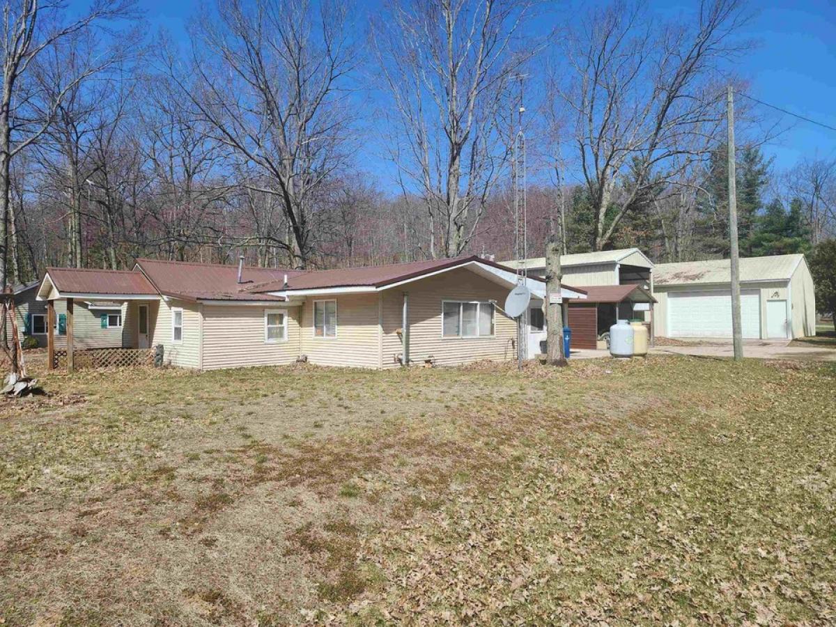 Picture of Home For Sale in Harrison, Michigan, United States