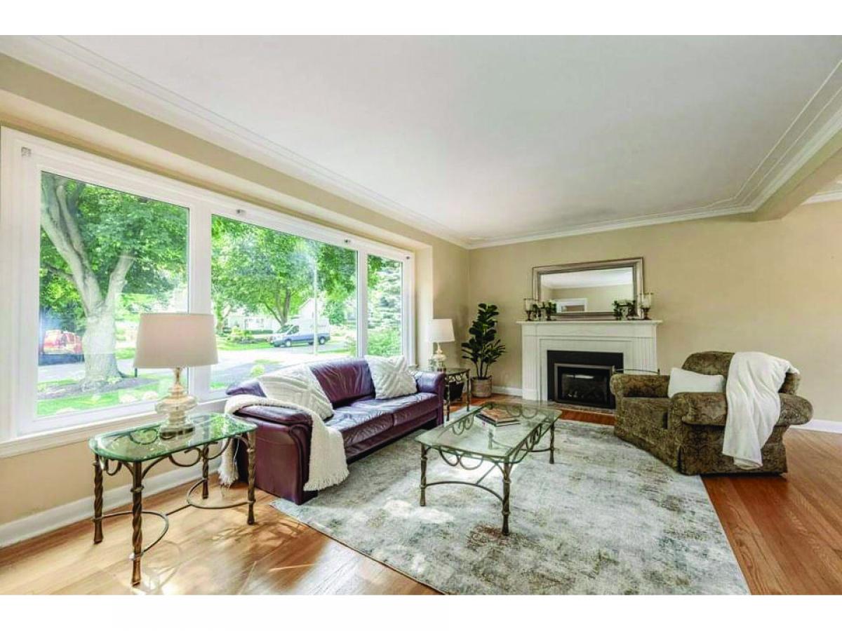 Picture of Home For Sale in Burlington, Ontario, Canada